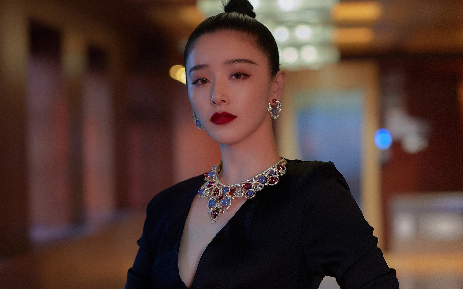 B体育APP下载网址-现场气氛：场馆座无虚席，球迷热情高涨！，球场观众席图片