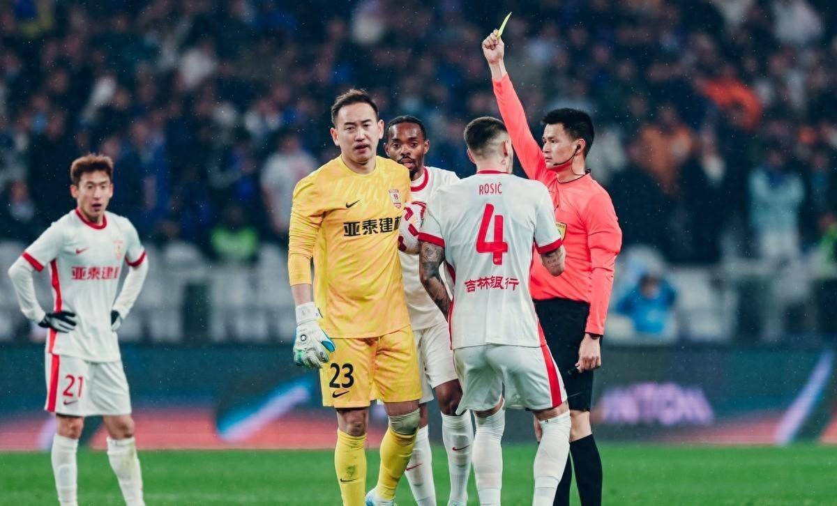 B体育APP:中超联赛裁判：接受赛后评估，提升执法水平的简单介绍