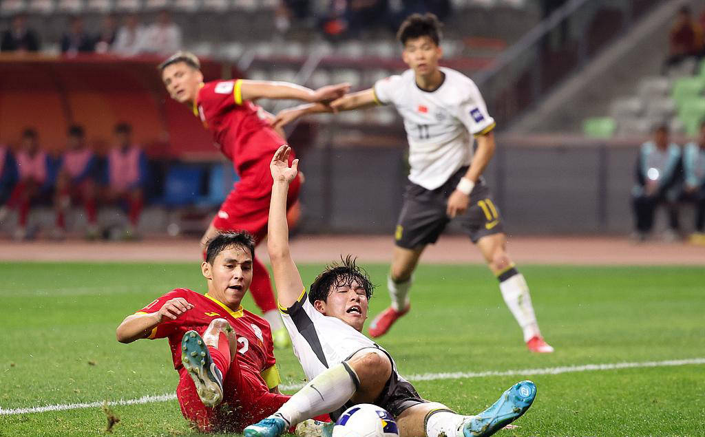 B体育APP:中国足球“公益足球”成“作秀”，球迷：别再“忽悠”老百姓了！的简单介绍