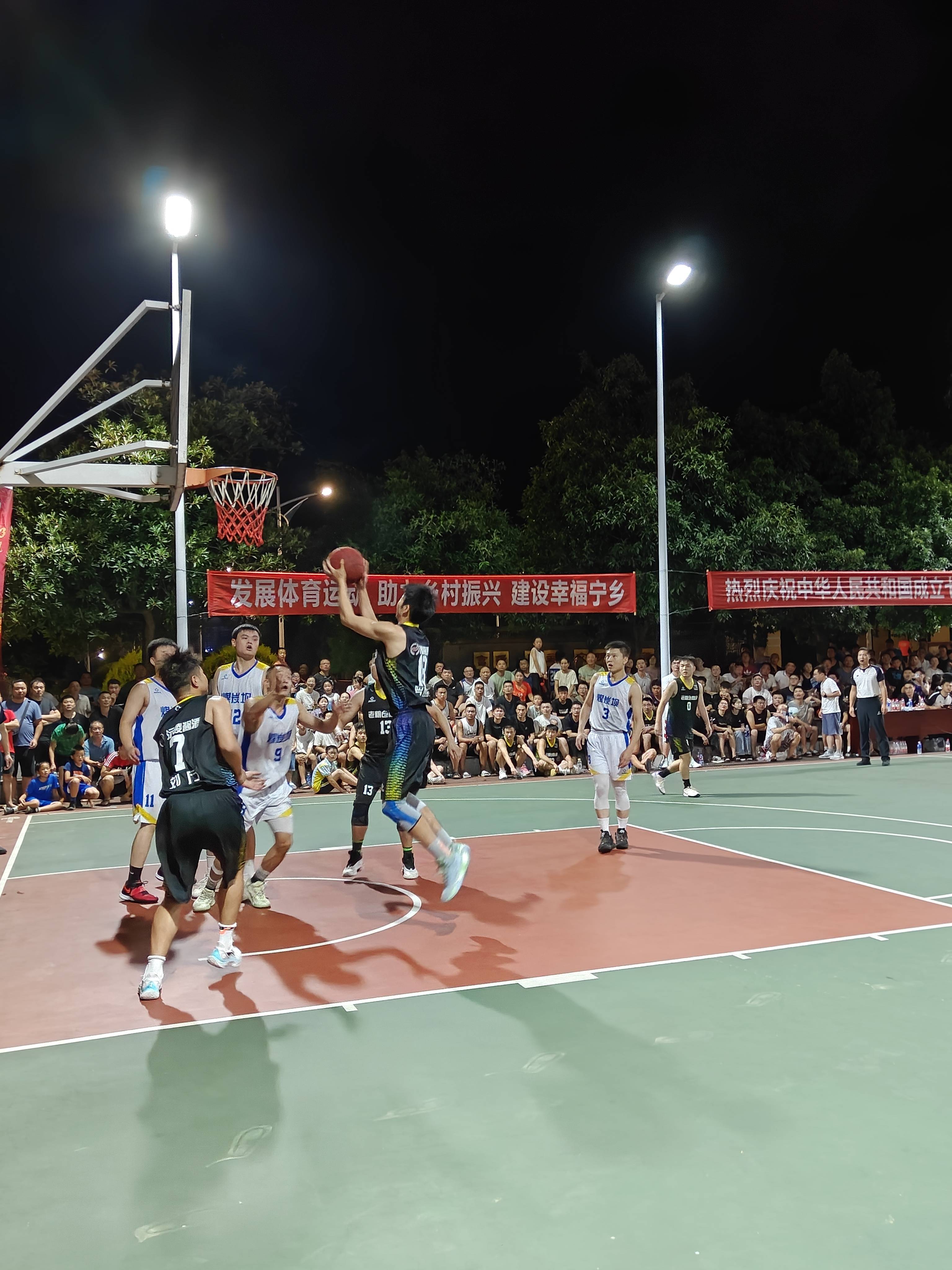 B体育官网：篮球装备：科技创新，提升运动体验，引领行业发展，助力篮球运动的简单介绍